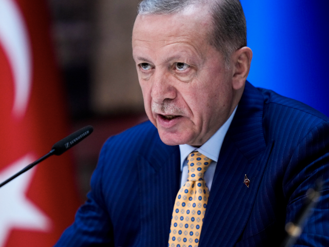 Erdoğan calls on officials to strengthen relationships with citizens